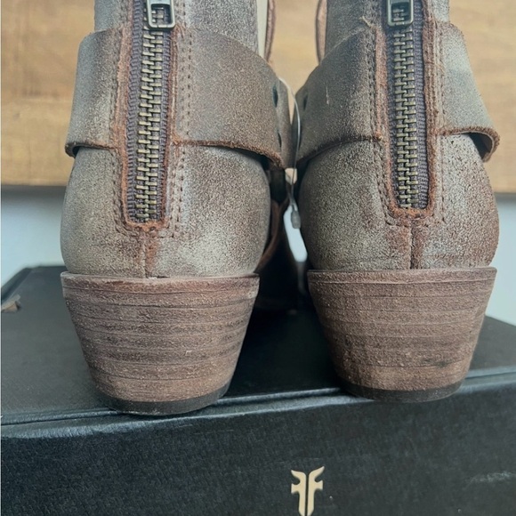 Frye Women’s Ray Harness Back Zip Ankle Boot(Chocolate) NIB (Size 10M) - Picture 4 of 6